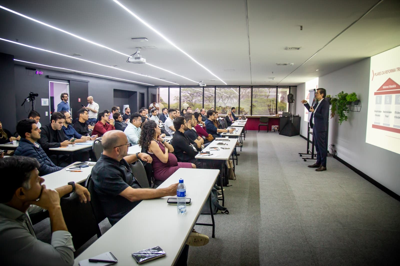 Turma reunida em edição anterior de evento da Grua Insights